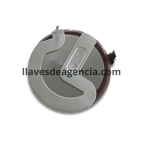 Detalle de batería recargable LIR2020 mostrando terminales soldables en escuadra 90 grados con aislamiento café para llave Land Rover BMW