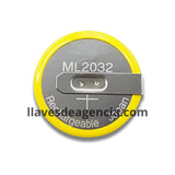 Detalle de batería recargable LIR2032 mostrando terminales soldables paralelas a 180 grados para llave automotriz BMW Mini Cooper