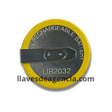 Detalle de batería recargable LIR2032 mostrando terminales soldables en escuadra 90 grados para llave automotriz BMW Mercedes Land Rover