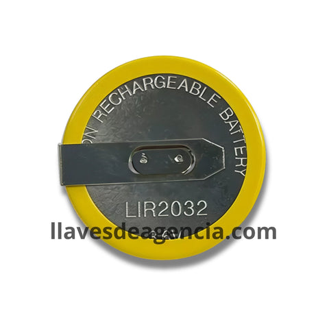 Detalle de batería recargable LIR2032 mostrando terminales soldables en escuadra 90 grados para llave automotriz BMW Mercedes Land Rover