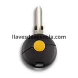 Vista lateral de carcasa llave Smart Cabrio City Cross Forfour con botón naranja mostrando detalle del cierre con membrana protectora impermeable