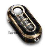 Detalle de funda protectora TPU para llave presencia Alfa Romeo negro con bordes dorados mostrando acabado suave al tacto resistente al agua y protección contra caídas arañazos