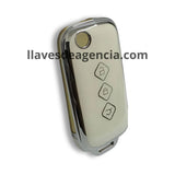 Detalle funda protectora TPU blanco brillante con iconos dorados llave flip navaja Chevrolet Aveo Trax Wuling Baojun 3 botones elegante y sofisticada