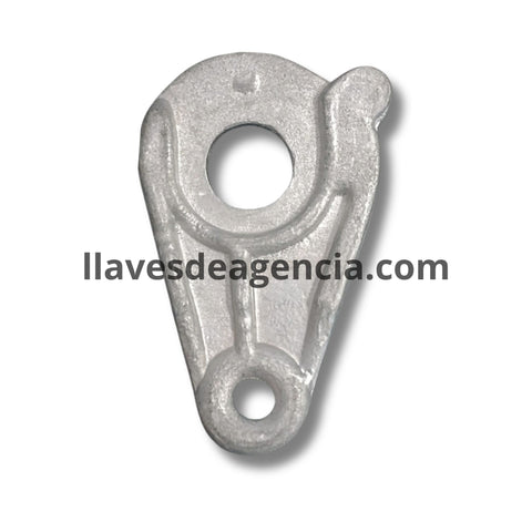 Detalle pata chapa metal cerradura mecánica Chevrolet Chevy Monza puerta izquierda conductor